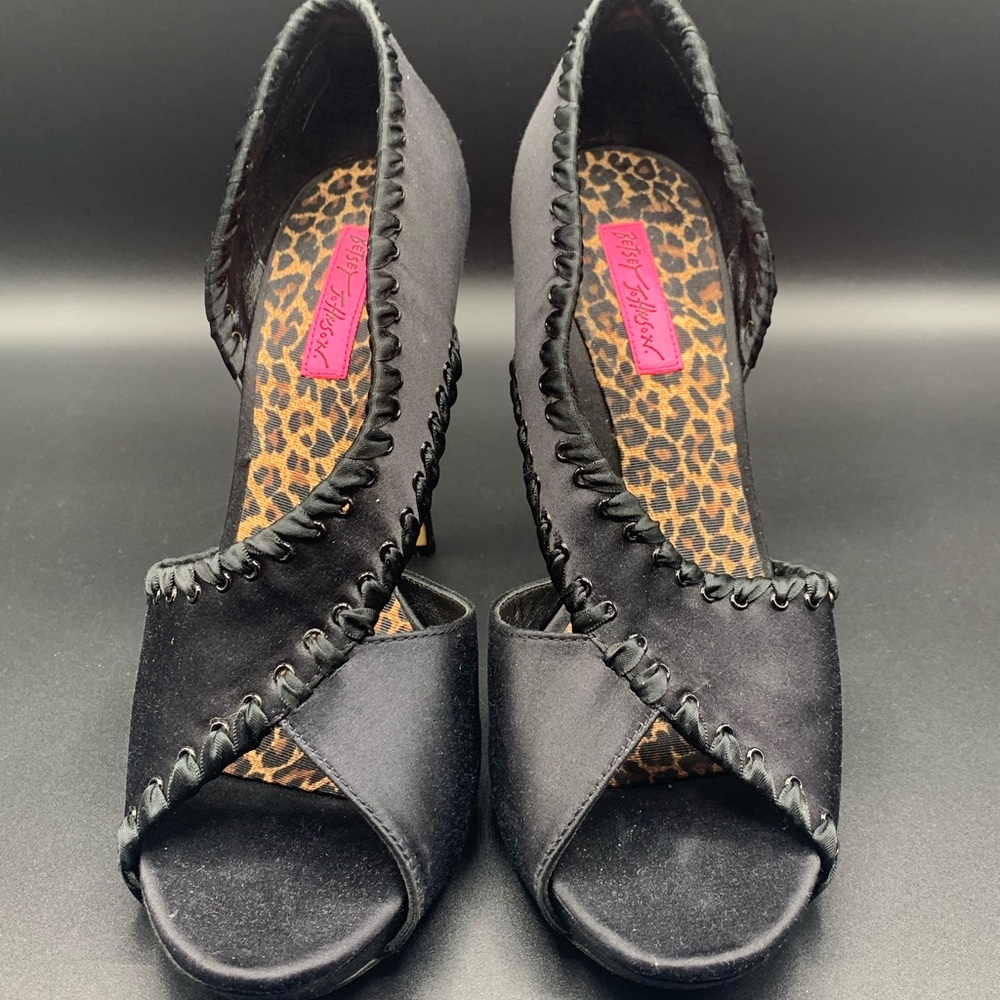 Betsey Johnson Walter Pumps - Picture 2 of 6